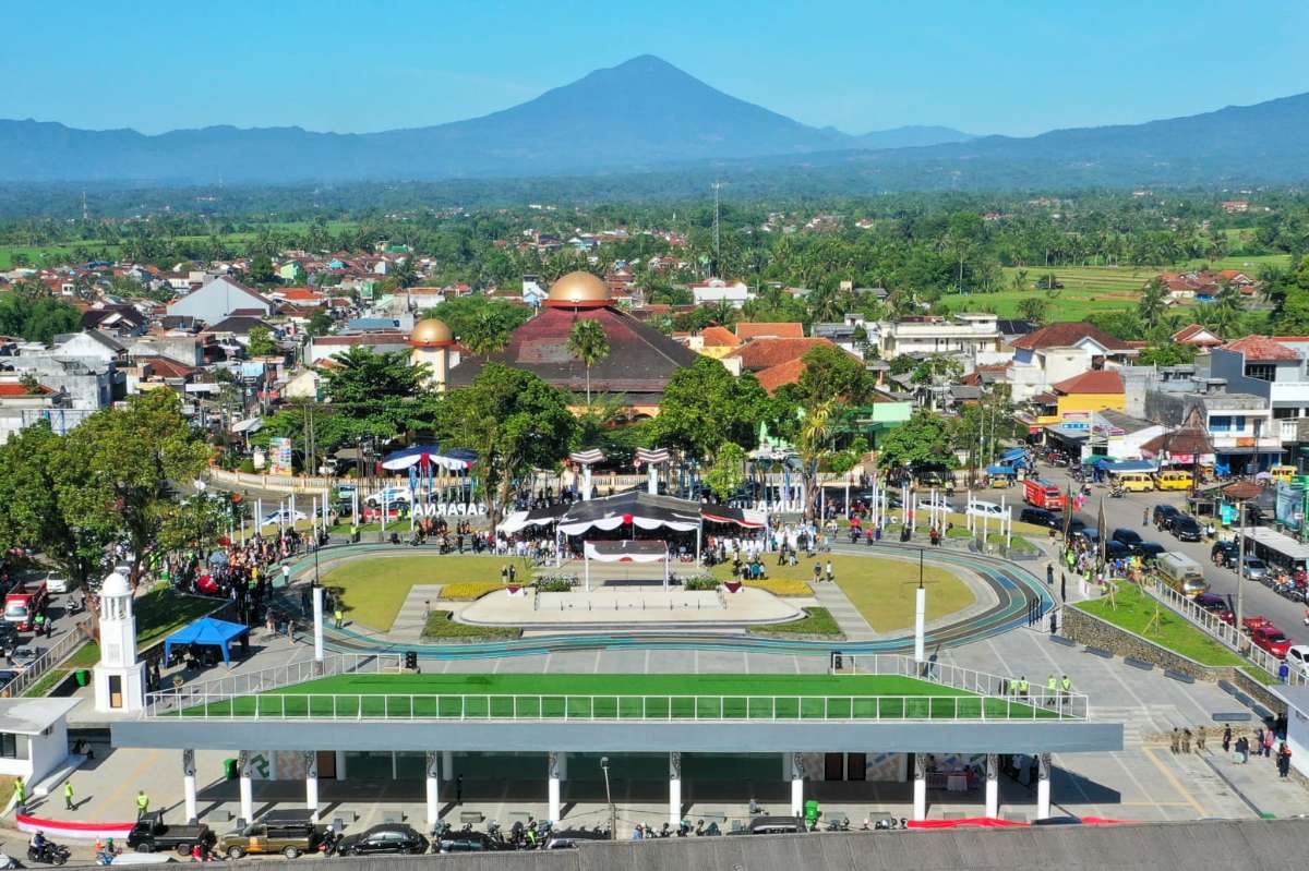 Gubernur Jabar, Ridwan Kamil resmikan Alun-alun Singaparna.