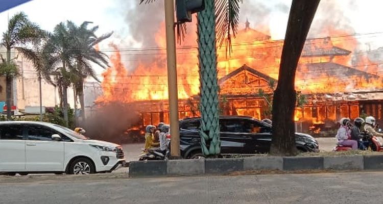 Rumah Makan Ampera Kebakaran.