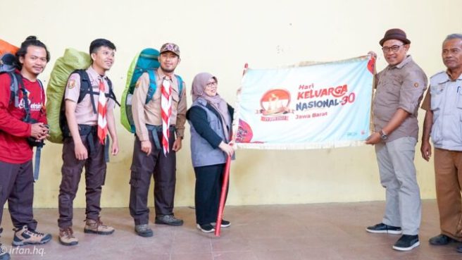 Ekspedisi Pendakian, 12 Anak Muda Kibarkan Bendera Harganas di Puncak Ceremai