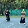 Natasha Rizky tetap tampil cantik meski kenakan busana Syar'i saat main Tenis (@natasharizkynew).