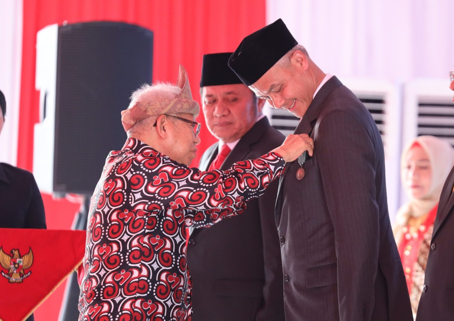 Ganjar Pranowo Raih Tanda Kehormatan Tertinggi Satyalancana Wira Karya Tahun 2023.