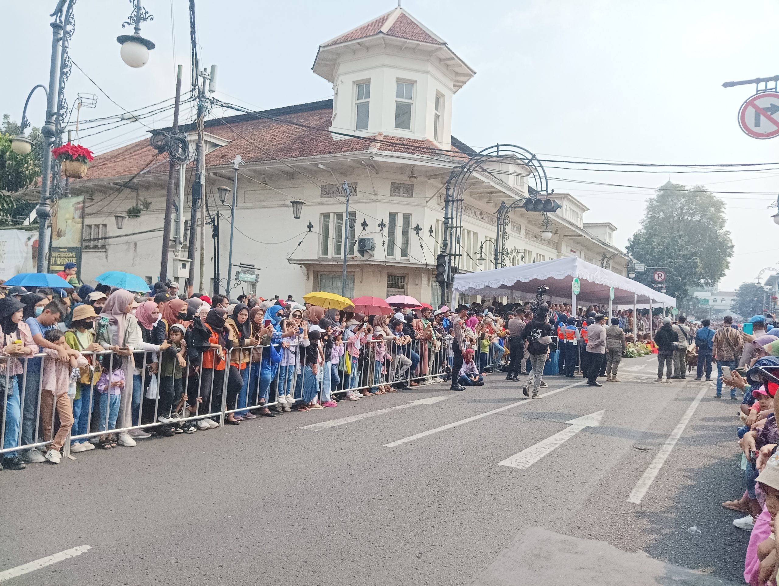 Antusias Warga kota Bandung untuk menyaksikan Festival (Rizki Oktaviani/Prolitenews).