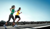 Lari merupakan salah satu olagraga untuk menurunkan berat badan (femina).