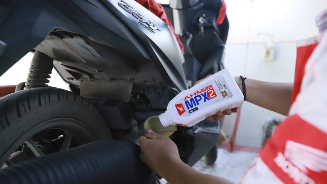 Oli mesin harus di ganti setiap 2 bulan sekali, jika telat mengganti maka akan berakibat rusaknya mesin motor (Dok Honda).