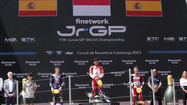 Pebalap Astra Honda Fadillah Arbi kibarkan Merah Putih dari podium tertinggi FIM JuniorGP Barcelona.