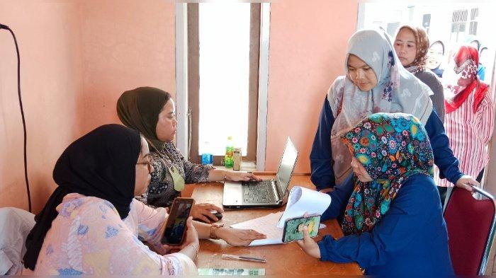 Ratusan Ibu-ibu di Desa Sukabakti, Kecamatan Tarogong Kidul, Kabupaten Garut, Jawa Barat melakukan klarifikasi data di kantor desa. Mereka jadi korban pinjaman fiktif yang disebut dari PNM (Tribun Jabar).