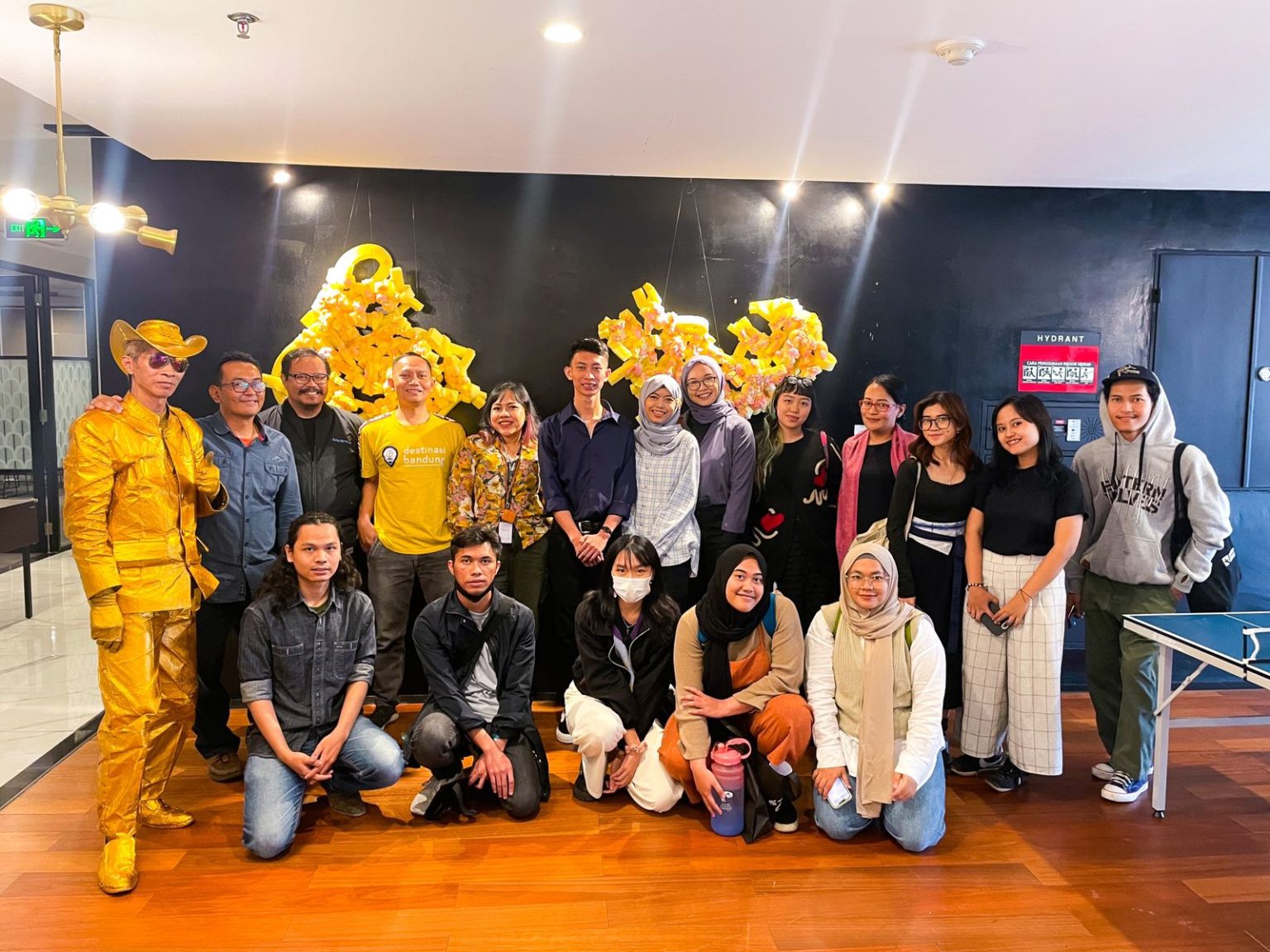 Galih Hermawan pemilik karya seni Foamility bersama Reza Farhan selaku General Manager de Braga by ARTOTEL dalam acara pameran seninya.