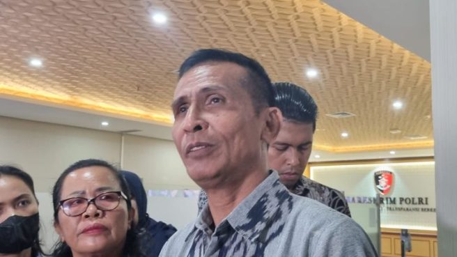 Ayah brigadir J kecewa vonis mati Sambo menjadi penjara seumur hidup (kompas).