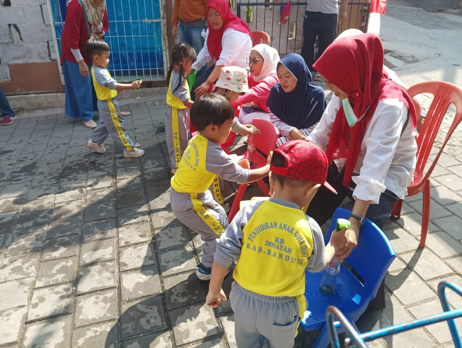 Seluruh siswa KB Innayah mengikuti perlombaan untuk memperingati semarak HUT Kemerdekaan RI ke-78 (Rizky Oktaviani/Prolitenews.com)