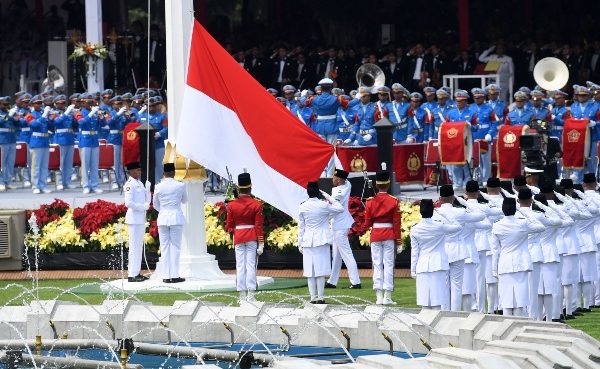 Pengibaran bendera merah putih.