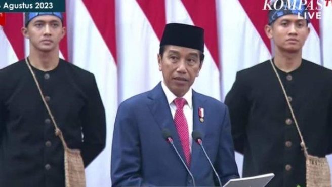 Jokowi menyampaikan kenaikan gaji untuk PNS, TNI-Polri dan Pensiunan mulai tahun 2024 (Kompas).