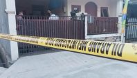 Densus 88 Melakukan penggeledahan terduga teroris DE di kediamannya Bulak Sentul, Kota bekasi (Liputan6.com).