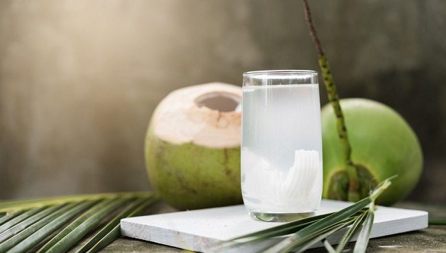 Manfaat air kelapa bagi kesehatan tubuh (alodokter.com).