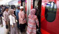 Antusias warga merasakan naik Kereta Cepat Jakarta Bandung pada tahap 1 (Tribun Jabar).