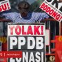 Ilustrasi polemik PPDB sistem zonasi (BBC News Indonesia).