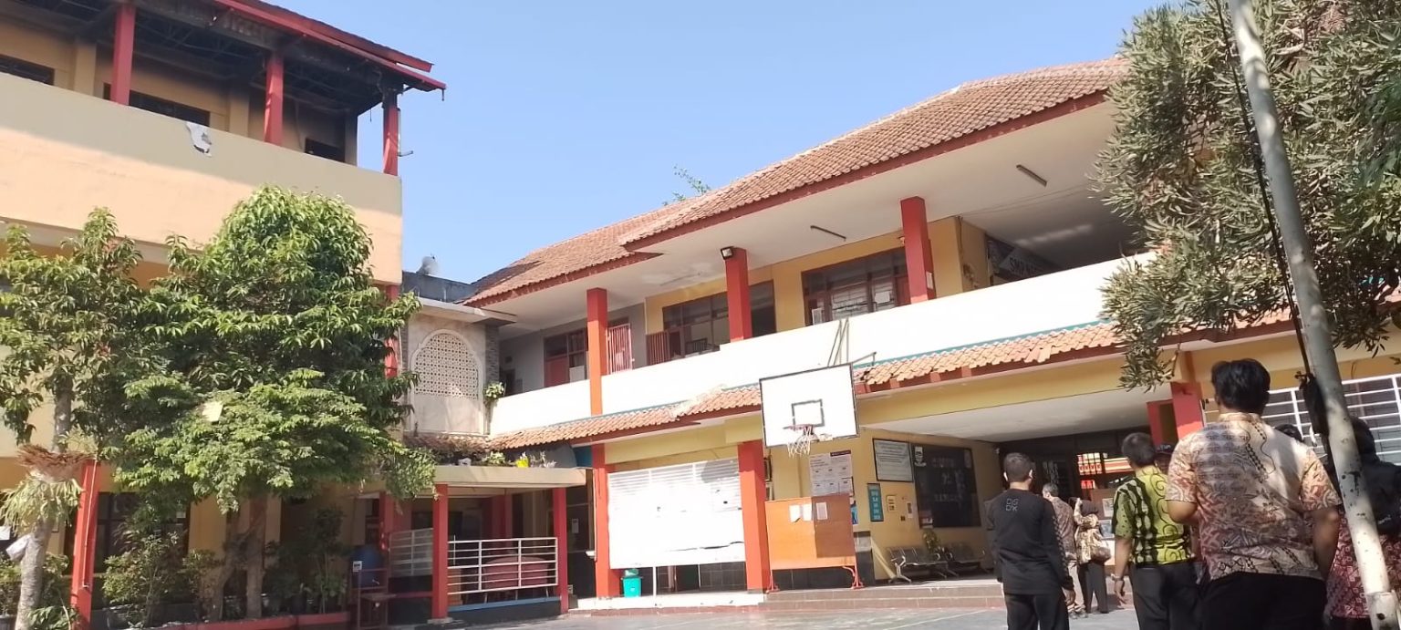 Kebakaran terjadi di gudang lantai 3 dan 2 ruang kelas murid SMPN 25 Bandung (istimewa).