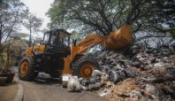 Pemkot Bandung membereskan tumpukan sampah di TPS Taman Cibeunying mulai diangkut dengan loader (dok Pemkot Bandung).