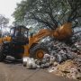 Pemkot Bandung membereskan tumpukan sampah di TPS Taman Cibeunying mulai diangkut dengan loader (dok Pemkot Bandung).