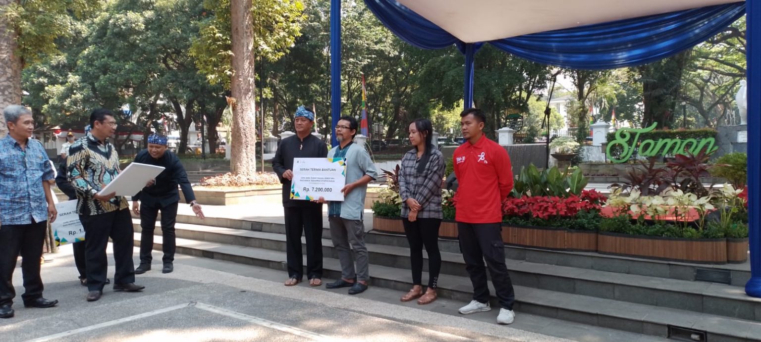 Pemkot Bandung menyerahkan Bantuan Uang Sewa Rumah Tinggal Sementara bagi 1.008 KK Warga Terdampak Program Citarum Harum dengan total bantuan sebanyak Rp6.054.400.000 (Humas Pemkot).