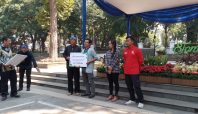 Pemkot Bandung menyerahkan Bantuan Uang Sewa Rumah Tinggal Sementara bagi 1.008 KK Warga Terdampak Program Citarum Harum dengan total bantuan sebanyak Rp6.054.400.000 (Humas Pemkot).