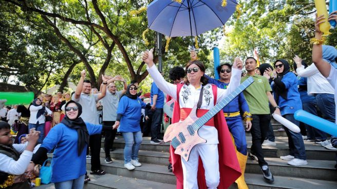 Raja Dangdut, Rhoma Irama menggoyang para penggemarnya di Balai Kota Bandung (dok. Pemkot Bandung).