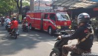 Rumah Makan Ayam Goreng Suharti cabang Cipaganti mengalami kebakaran Sabtu pagi (detik).
