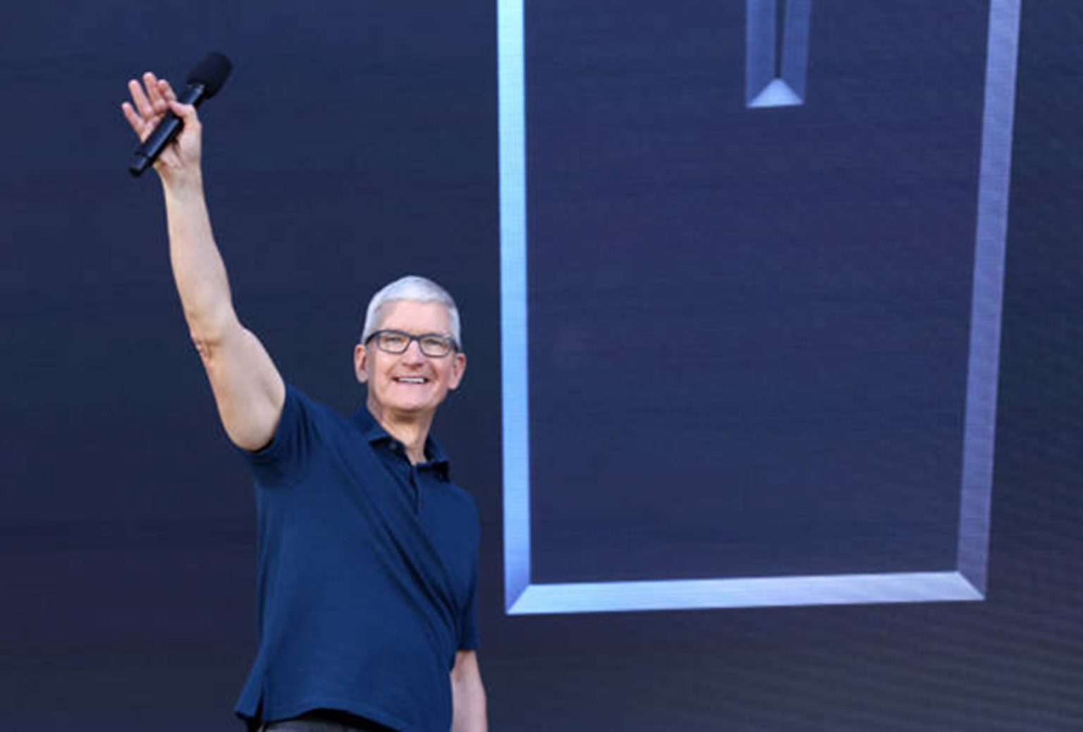 Tim Cook (CEO Apple) yang akan memulai acara X-Vision Pro.