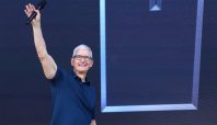 Tim Cook (CEO Apple) yang akan memulai acara X-Vision Pro.