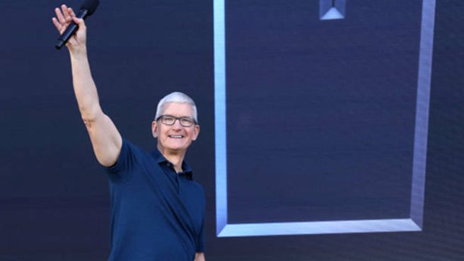 Tim Cook (CEO Apple) yang akan memulai acara X-Vision Pro.