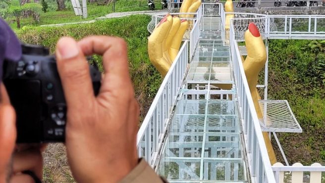 Jembatan kaca di wisata The Geong Kabupaten banyumas Jawa Tengah pecah (Kompas).