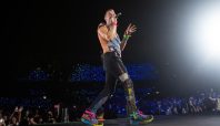 Gelang Konser Coldplay sudah kembali 77% (Getty Images).
