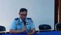 Kadispenau, Marsekal Pertama TNI Agung Sasongko Jati melangsungkan konverensi pers atas jatuhnya pesawat TNI AU di lereng Gunung Bromo (Kompas).