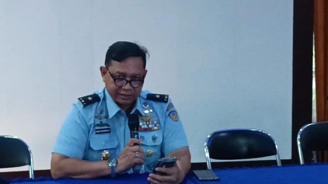 Kadispenau, Marsekal Pertama TNI Agung Sasongko Jati melangsungkan konverensi pers atas jatuhnya pesawat TNI AU di lereng Gunung Bromo (Kompas).