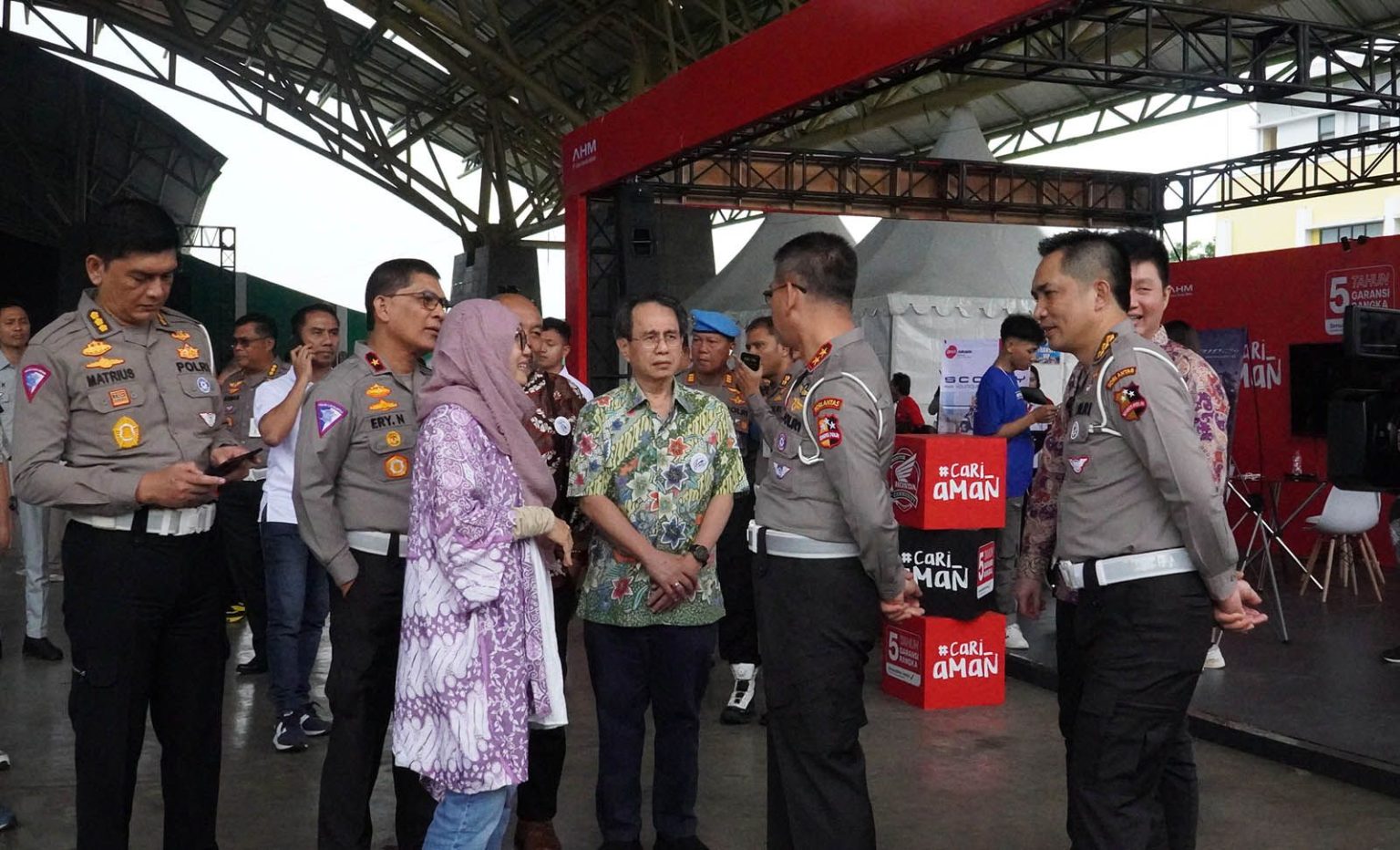 Kakorlantas Polri dan jajaran bersama AISI mengunjungi booth Honda dalam acara Gebyar Keselamatan Berkendara 2023 (dok Honda).