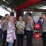 Kakorlantas Polri dan jajaran bersama AISI mengunjungi booth Honda dalam acara Gebyar Keselamatan Berkendara 2023 (dok Honda).