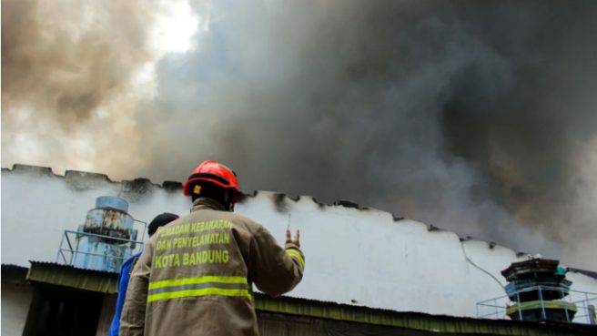 Kebakaran pabrik pemintalan kapas yang berada di Cipadung terjadi hari ini (Jabar Ekspres).