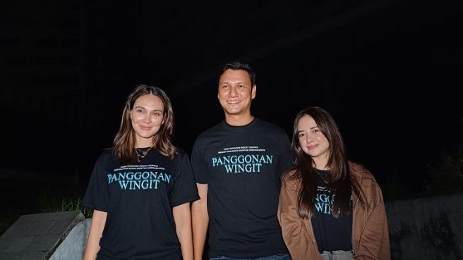 Tiga pemain film Panggonan Wingit menjelajahi hotel terbengkalai di Kota Bandung (Kompas).