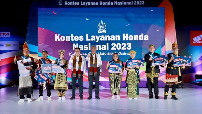 Novianti Hasima dan Neni Susanti mendapat apresiasi penghaargaan yang diserahkan langsung oleh President Director AHM Susumu Mitsuishi (kelima dari kiri) dan Executive Vice President Director AHM Thomas Wijaya (keempat dari kiri) di AHM Safety Riding and Training Center, Deltamas, Cikarang (9/11) (dok Honda).