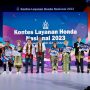 Novianti Hasima dan Neni Susanti mendapat apresiasi penghaargaan yang diserahkan langsung oleh President Director AHM Susumu Mitsuishi (kelima dari kiri) dan Executive Vice President Director AHM Thomas Wijaya (keempat dari kiri) di AHM Safety Riding and Training Center, Deltamas, Cikarang (9/11) (dok Honda).