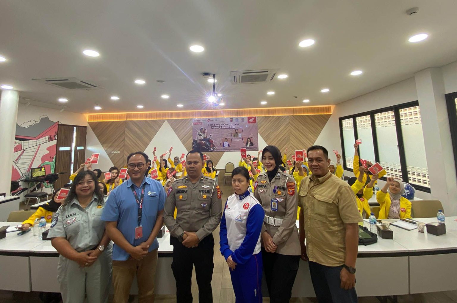 DAM bekerjsama dengan Polres Cimahi dan Jasaraharja menggelar seminar safety riding memperingati hari Ibu Nasional (dok Honda).