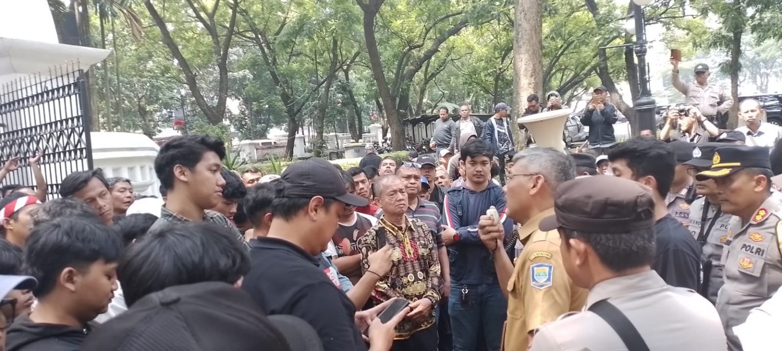 PKL Dalam Kaum di Balai Kota Bandung untuk akdi demo tolak di relokasi (Benediktus Prolitenews).