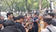 PKL Dalam Kaum di Balai Kota Bandung untuk akdi demo tolak di relokasi (Benediktus Prolitenews).