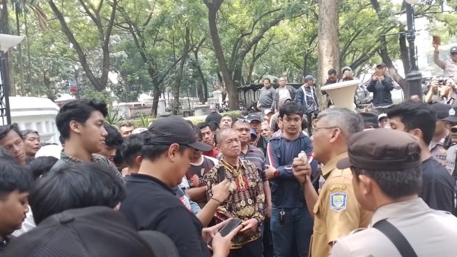 PKL Dalam Kaum di Balai Kota Bandung untuk akdi demo tolak di relokasi (Benediktus Prolitenews).