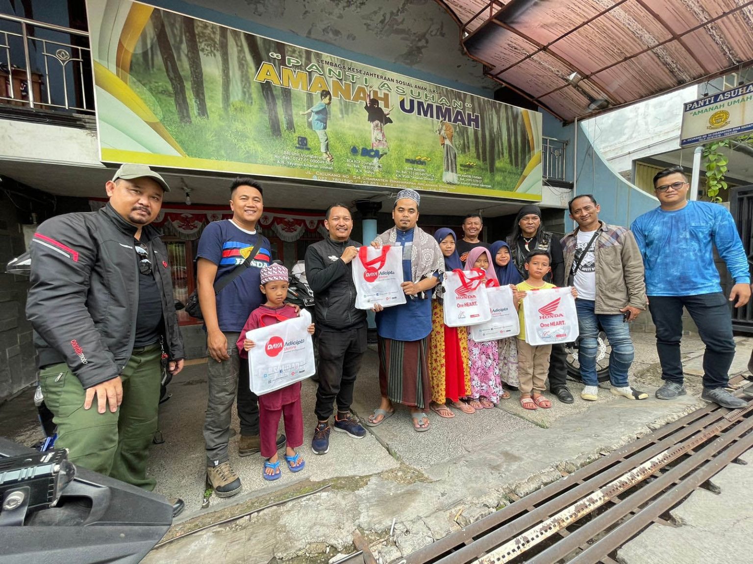 PT Daya Adicipta Motora (DAM) bersama komunitas sepeda motor Honda menggelar acara berbagi dengan anak yatim di Bandung (dok Honda).