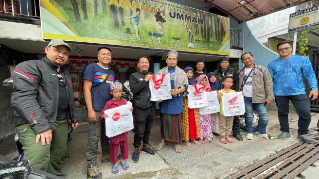 PT Daya Adicipta Motora (DAM) bersama komunitas sepeda motor Honda menggelar acara berbagi dengan anak yatim di Bandung (dok Honda).