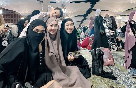 Oki Setiana Dewi memboyong keluarga besarnya umroh (Instagram okisetianadewi).