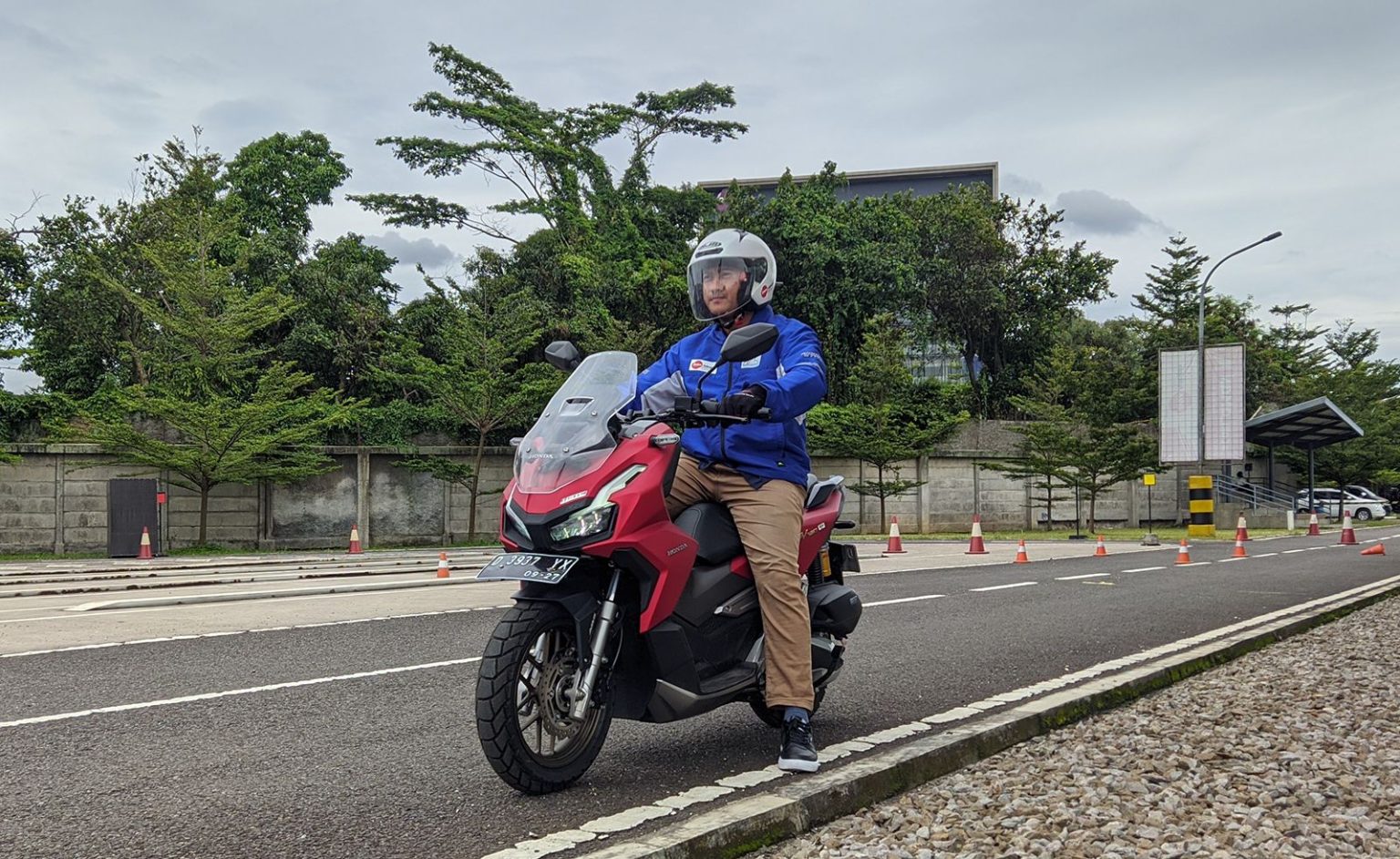 Pertama kali berhenti saat menaiki sepeda motor kaki kiri atau kanan duluan (dok. Honda).