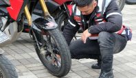 Masalah yang sering terjadi pada sepeda motor yakni ban bocor (dok Honda).