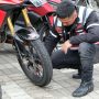 Masalah yang sering terjadi pada sepeda motor yakni ban bocor (dok Honda).