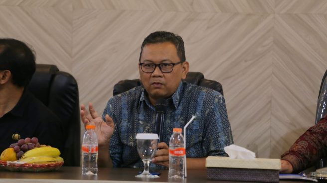 Anggota Komisi V DPRD Provinsi Jawa Barat, Enjang Tedi saat kunjungan kerja Komisi V DPRD Provinsi Jawa Barat ke Dinas Pengendalian Penduduk Keluarga Berencana Pemberdayaan Perempuan Dan Perlindungan Anak (DP2KBP3A) untuk membahas penurunan angka stunting di Kabupaten Garut. Jum’at (2/2/2024).